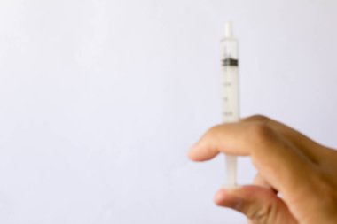 Plastik şırınga adam tutun arka plan bulanıklık