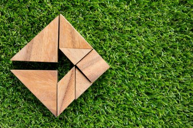 Tangram bulmacanın ahşap arka plan (iş yönetmeni ve karar kavramı üzerinde kare şeklinde ok gibi)