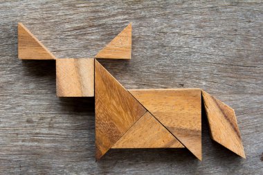 Ahşap tangram bulmacanın buffalo veya boğa şekli arka planda