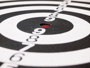 Siyah ve beyaz ok (Konsept için hedef, başarı, iş odak)