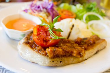 Biftek ve arka plan beyaz tabak salataya