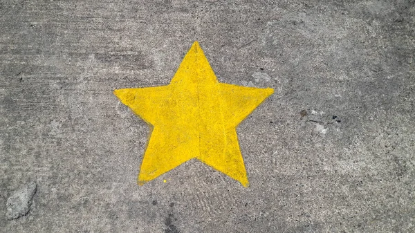 Żółte malowanie star na beton tekstura tło — Zdjęcie stockowe