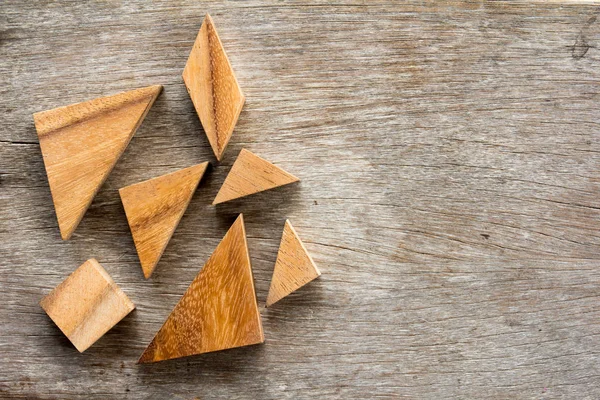 Tangram puzzle czekać na pełne na tle drewniany stół — Zdjęcie stockowe