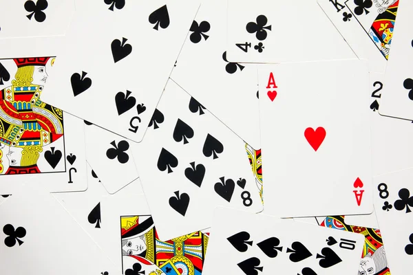 红色的心卡差异上黑色的铁锹和俱乐部扑克背景 — 图库照片