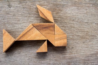 Ahşap tangram bulmacanın balık şekil arka planda