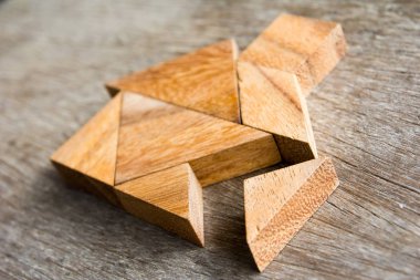 Yapı rüya ev veya mutlu yaşam konsepti için ev şekli yerine getirmek için ahşap tangram bulmacanın bekle