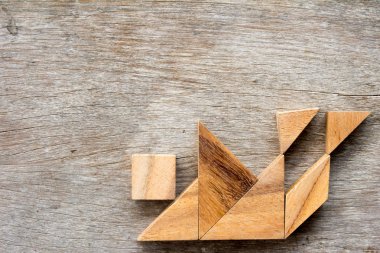 Ahşap tangram bulmacanın insan yanılmak ve düşme şekli (konsept iş yüz kriz için)