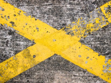 Grunge sarı çizgiyi lekeli beton zemin üzerine