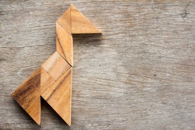 Zürafa şekil kopya alan arka plan ile bulmaca ahşap tangram