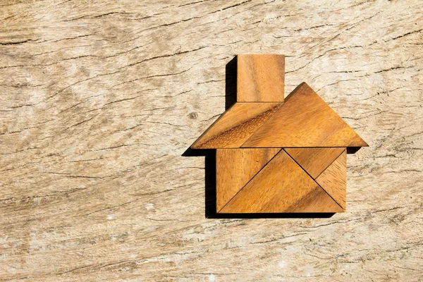 Rüya ev veya mutlu yaşam konsepti için ev şeklinde bulmaca ahşap tangram