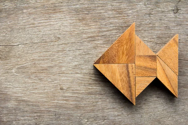 Κινεζική tangram παζλ σε σχήμα ψάρι σε ξύλινο υπόβαθρο — Φωτογραφία Αρχείου