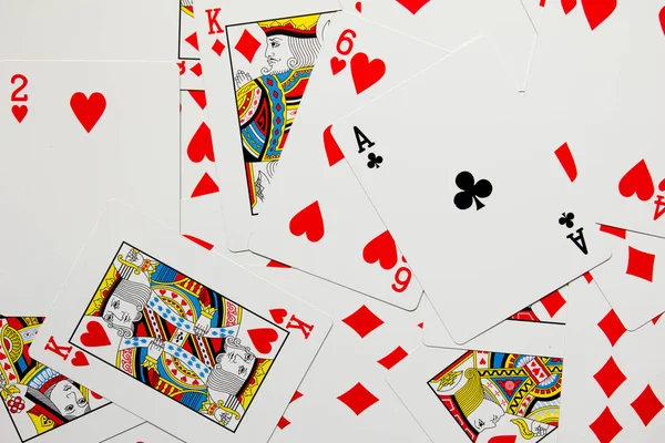 Černá club kartu rozdíl na červeném pozadí srdce a diamond poker — Stock fotografie