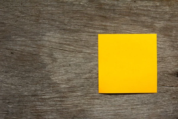 空白のオレンジ ノート紙メモの茶色の木製の背景に添付またはを思い出させる — ストック写真
