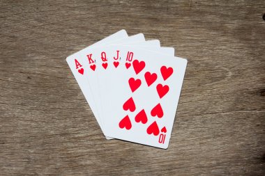 Kırmızı kalp floş royal ahşap arka plan üzerinde beş kart