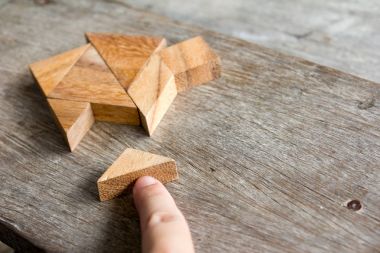 Yapı rüya ev veya mutlu yaşam konsepti için ev şekli yerine getirmek için ahşap tangram bulmacanın bekle)