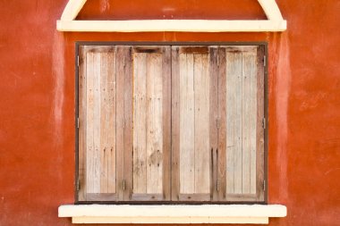 Turuncu renk beton zemin üzerine eski ahşap pencere