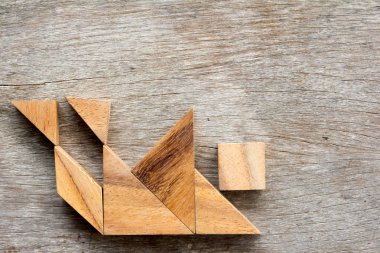 Ahşap tangram bulmacanın insan yanılmak ve düşme şekli (konsept iş yüz kriz için) 