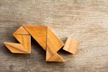 Adam ahşap tangram puzzel crouch şekli arka plan