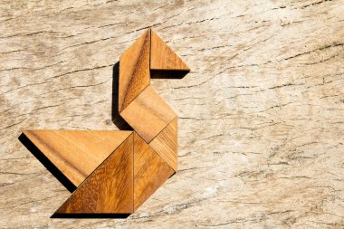 Kuğu şekli arka planda bulmaca ahşap tangram