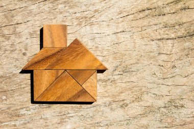 Rüya ev veya mutlu yaşam konsepti için ev şeklinde bulmaca ahşap tangram