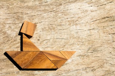 Ahşap tangram bulmacanın tekne şekil üzerinde düşünme adam olarak