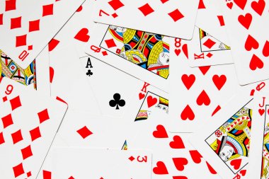 Kırmızı kalp ve diamond poker arka plan üzerinde siyah kulüp kartı fark