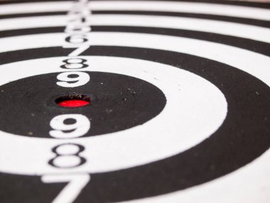 Siyah ve beyaz ok (konsept hedef, başarı, iş için 