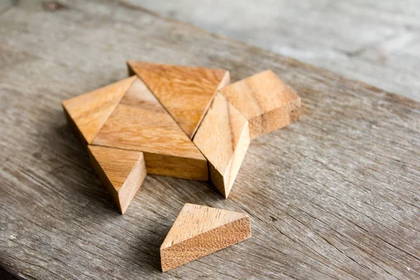 Quebra-cabeça tangram de madeira esperar para cumprir a forma de casa para construir casa de sonho ou conceito de vida feliz — Fotografia de Stock