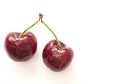 Beyaz arka plan üzerinde iki kırmızı kiraz