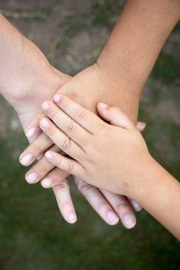 Arka plan asian kadın yetişkin ve iki çocuk grubu desteği birlikte elinde 