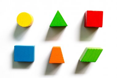Beyaz arka plan üzerinde renkli ahşap şekil oyuncak set