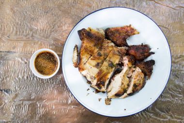 ahşap zemin üzerinde ızgara tavuk