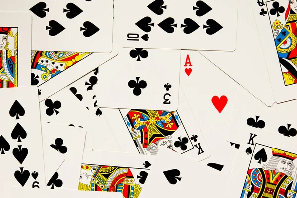 红色的心卡差异上黑色的铁锹和俱乐部扑克背景 — 图库照片