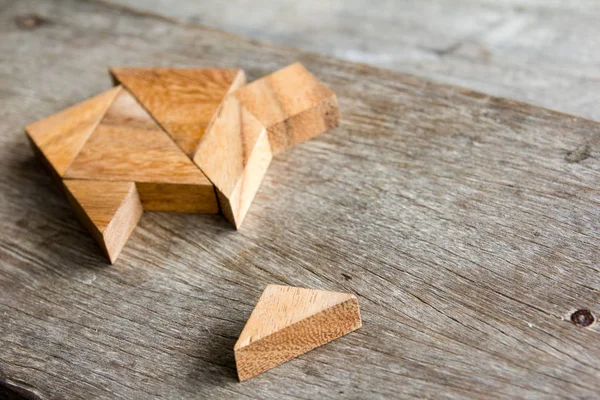 Rompecabezas tangram de madera esperar a cumplir con la forma del hogar para construir la casa de ensueño o el concepto de vida feliz —  Fotos de Stock