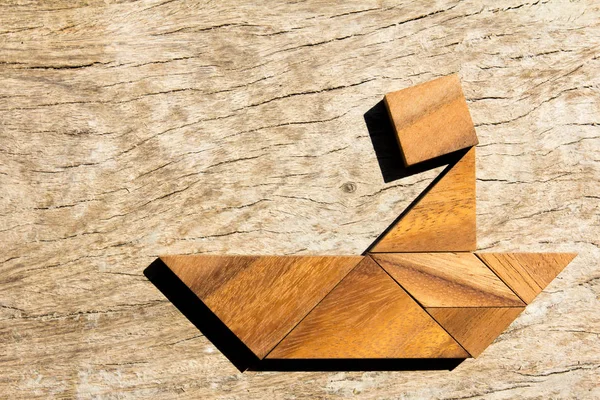 Dřevěný tangram puzzle jako muž myslí na lodi tvaru — Stock fotografie