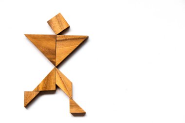 Beyaz arka plan üzerinde mutlu bir adam şekil olarak ahşap tangram (iş olarak kavram vardır başarı)