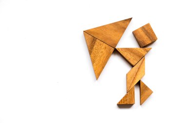 Adam olarak ahşap tangram beyaz arka plan üzerinde şemsiye şekli tutun (iş olarak kavram vardır kriz)