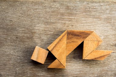 Adam ahşap tangram puzzel crouch şekli arka plan