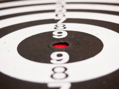 Siyah ve beyaz ok (Konsept için hedef, başarı, iş odak)