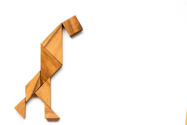 Drewniany tangram jako lęk człowieka kształt na białym tle (koncepcja jako firma ma kryzys, człowiek wcisnąć się z problemem) — Zdjęcie stockowe