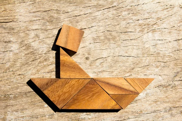 Dřevěný tangram puzzle jako muž myslí na lodi tvaru — Stock fotografie