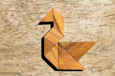Kuğu şekli arka planda bulmaca ahşap tangram