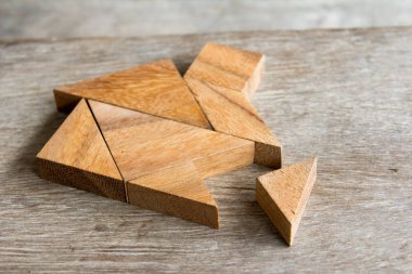 Yapı rüya ev veya mutlu yaşam konsepti için ev şekli yerine getirmek için ahşap tangram bulmacanın bekle