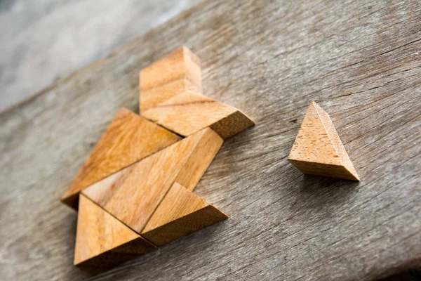 Drewniany tangram puzzle czekać do wypełnienia kształtu domu dla kompilacji marzenie życia domu lub szczęśliwy koncepcja — Zdjęcie stockowe
