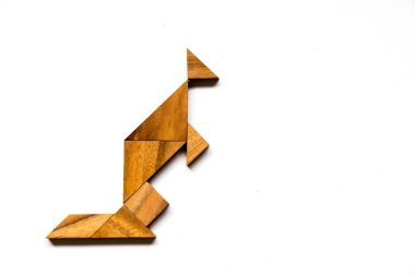 Beyaz arka plan üzerinde kanguru şeklinde ahşap tangram