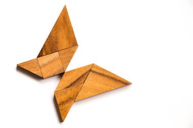 Beyaz arka plan üzerinde Kelebek şeklinde bulmaca ahşap tangram