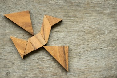Tangram bulmacanın kuş şeklinde yerine getirmek için üçgeni bir dakika dostum (genel kavram için özgürlük, ücretsiz hayat ya da yeni bir dünya keşfetmek)