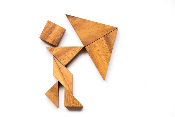 Fából készült tangram ember tartsa esernyő alakú fehér háttér (koncepció, üzleti van a válság) — Stock Fotó