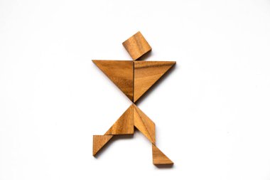 Beyaz arka plan üzerinde mutlu bir adam şekil olarak ahşap tangram (iş olarak kavram vardır başarı)