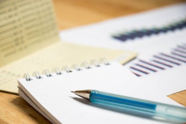 Hesap cüzdanı, Not Defteri ile kalem ve mali grafik arka planı